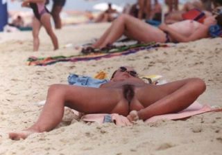 Strandschlampe Weit offene Fotze am Strand
